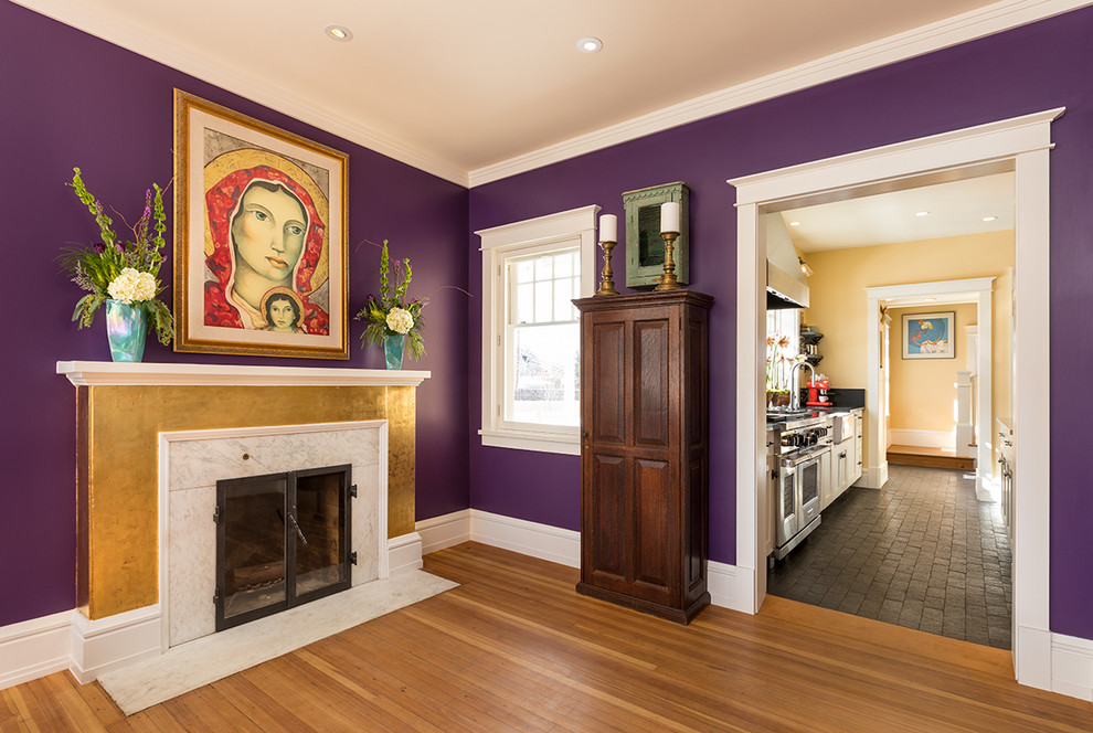 Mittelgroßes, Offenes Klassisches Wohnzimmer mit lila Wandfarbe, dunklem Holzboden, Kamin, gefliester Kaminumrandung und braunem Boden in Albuquerque