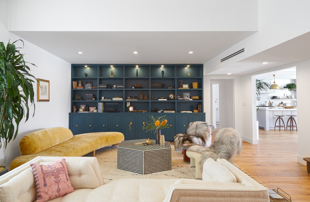Mittelgroßes, Fernseherloses, Abgetrenntes Modernes Wohnzimmer ohne Kamin mit weißer Wandfarbe und braunem Holzboden in Los Angeles