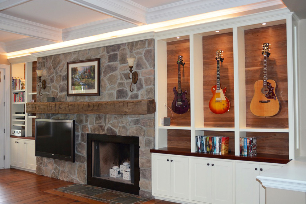 Modern inredning av ett mellanstort allrum med öppen planlösning, med beige väggar, mellanmörkt trägolv, en standard öppen spis, en spiselkrans i sten, en väggmonterad TV och ett musikrum
