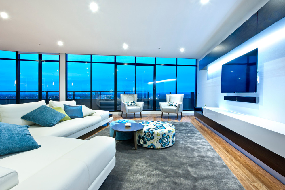 Immagine di un ampio soggiorno design aperto con sala formale, pareti bianche, TV a parete e pavimento in pietra calcarea