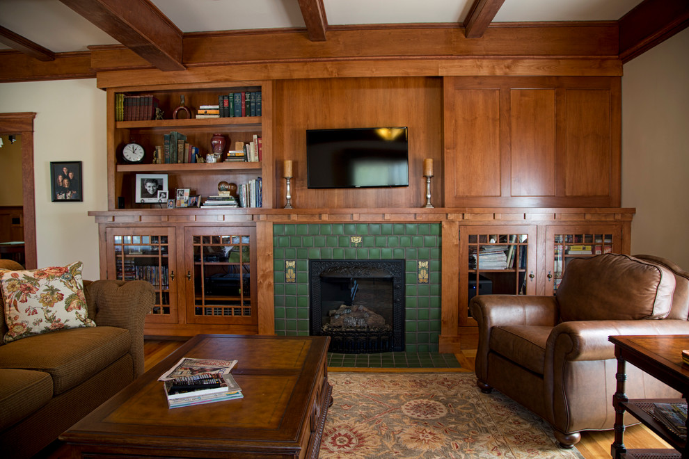 Abgetrenntes Rustikales Wohnzimmer mit weißer Wandfarbe, hellem Holzboden, Kamin, gefliester Kaminumrandung und verstecktem TV in Boise