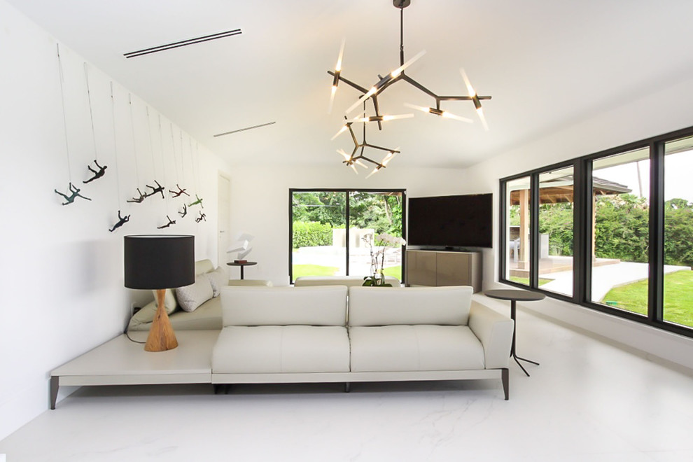 Inspiration för ett stort funkis separat vardagsrum, med vita väggar, en fristående TV och vitt golv