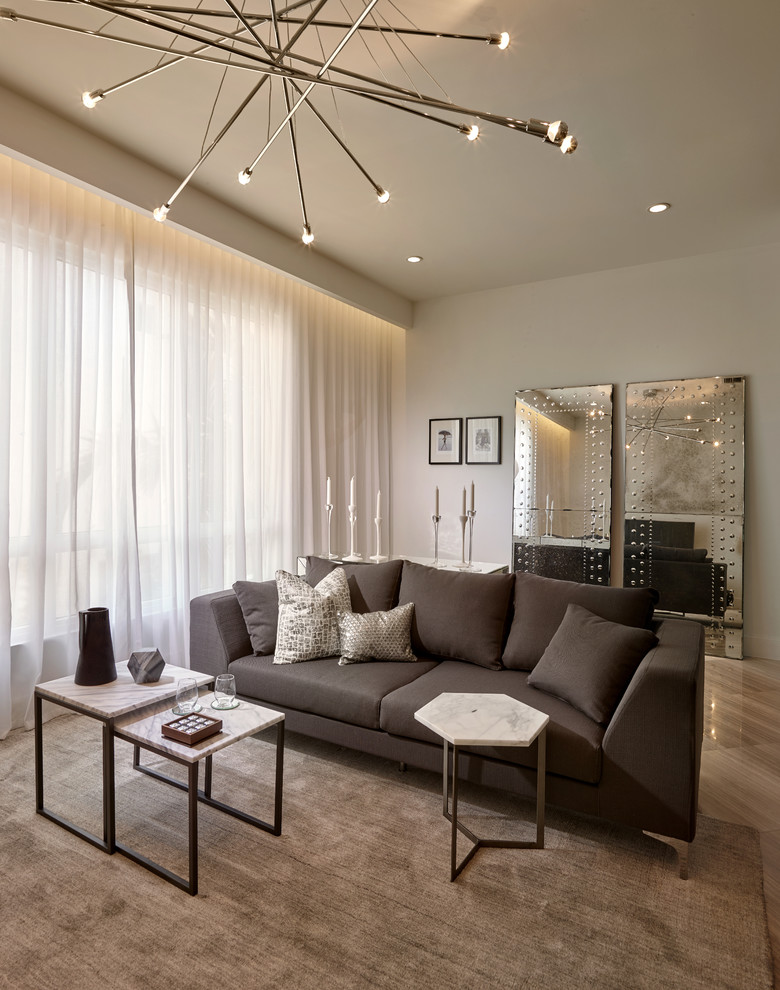 На фото: парадная, двухуровневая гостиная комната среднего размера:: освещение в стиле модернизм с белыми стенами, мраморным полом и телевизором на стене