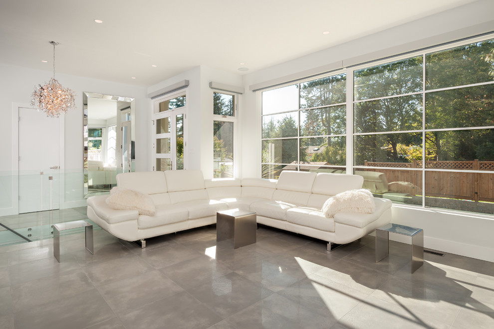 Идея дизайна: большая открытая гостиная комната с белыми стенами, бетонным полом, горизонтальным камином и фасадом камина из штукатурки