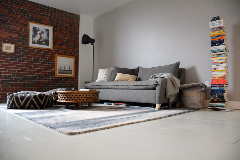 Cette image montre un petit salon mansardé ou avec mezzanine minimaliste avec un mur gris et parquet peint.