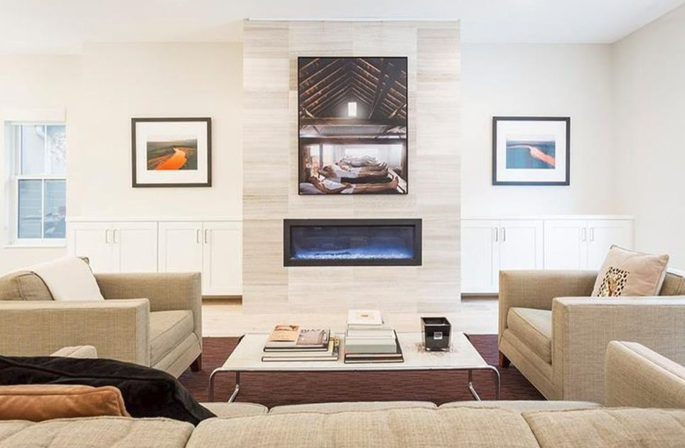 Großes, Offenes Modernes Wohnzimmer mit beiger Wandfarbe, hellem Holzboden, Gaskamin, gefliester Kaminumrandung und beigem Boden in Orlando