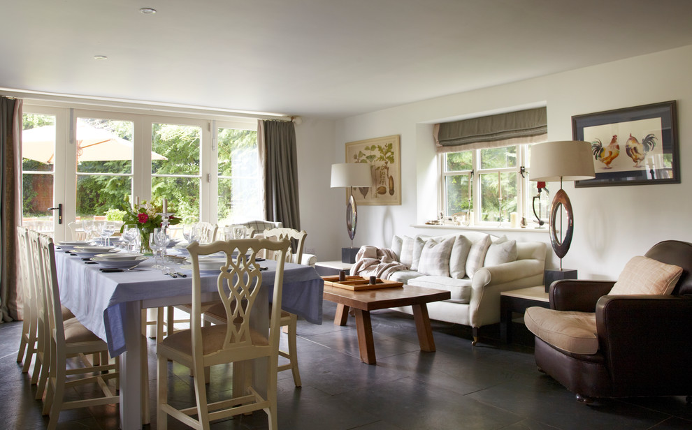 Mittelgroßes, Abgetrenntes Landhausstil Wohnzimmer mit weißer Wandfarbe, Schieferboden und TV-Wand in Wiltshire