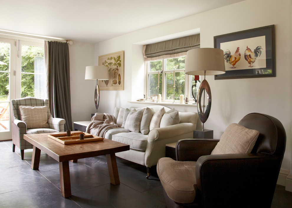 Пример оригинального дизайна: изолированная гостиная комната среднего размера в стиле кантри с белыми стенами, полом из сланца и телевизором на стене