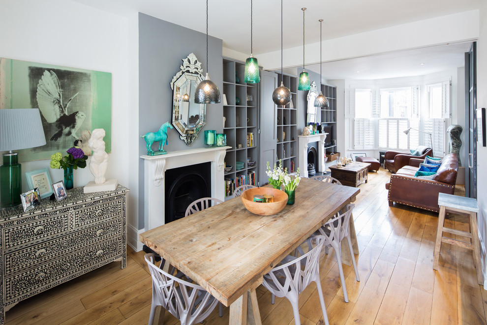 Mittelgroßes, Repräsentatives, Abgetrenntes Eklektisches Wohnzimmer mit grauer Wandfarbe, braunem Holzboden und Kamin in London