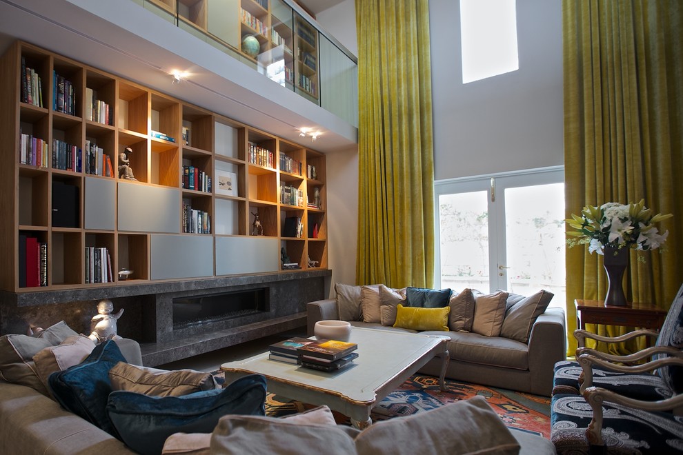 Стильный дизайн: большая двухуровневая гостиная комната в современном стиле с с книжными шкафами и полками, серыми стенами, мраморным полом, горизонтальным камином и фасадом камина из камня без телевизора - последний тренд