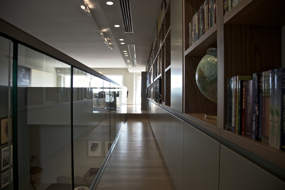 Große, Fernseherlose Moderne Bibliothek im Loft-Stil mit grauer Wandfarbe, Marmorboden, Gaskamin und Kaminumrandung aus Stein in Sonstige