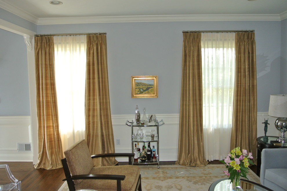 Идея дизайна: большая открытая гостиная комната в классическом стиле с синими стенами, паркетным полом среднего тона и коричневым полом