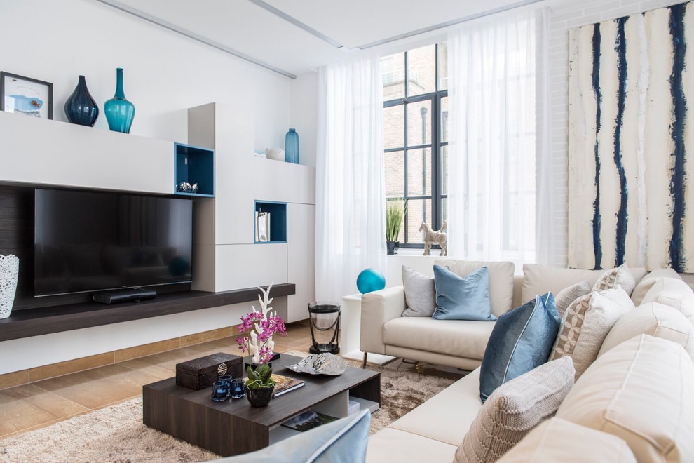 Esempio di un soggiorno design con pareti bianche, TV a parete e pavimento marrone