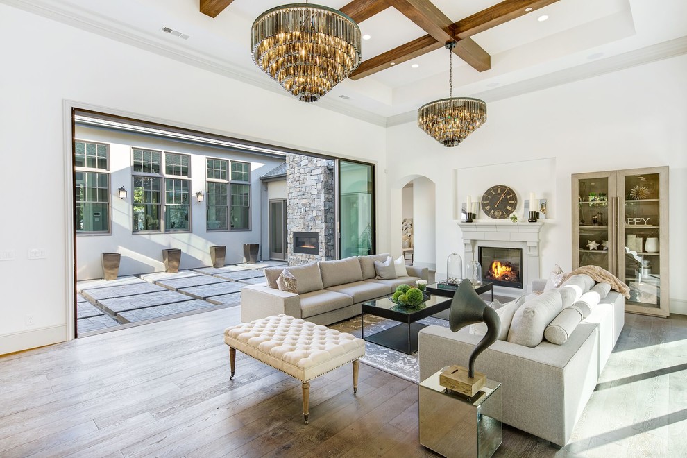 Klassisches Wohnzimmer mit weißer Wandfarbe, braunem Holzboden und braunem Boden in San Francisco