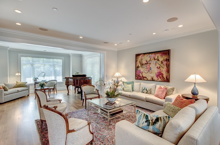 Foto di un soggiorno classico di medie dimensioni e aperto con pareti grigie, parquet chiaro e pavimento marrone
