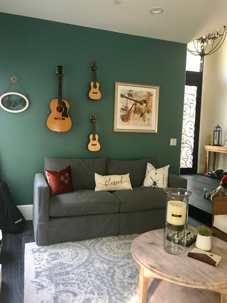 Foto de salón con rincón musical abierto ecléctico de tamaño medio con paredes verdes