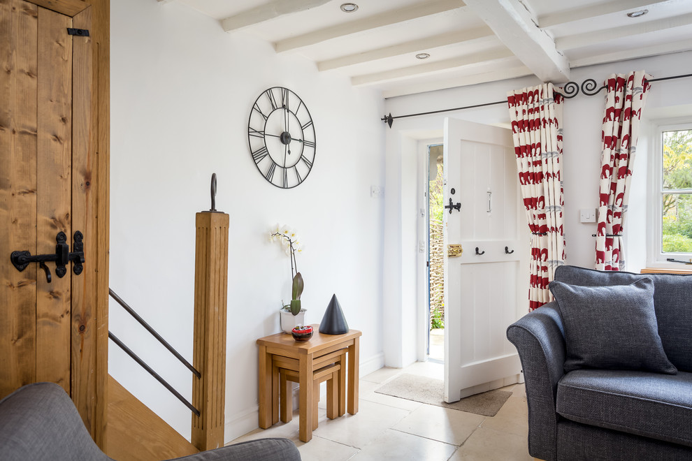 Mittelgroßes, Repräsentatives, Abgetrenntes Landhaus Wohnzimmer mit weißer Wandfarbe und Travertin in Gloucestershire