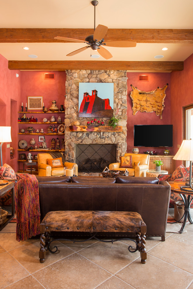 Bild på ett mellanstort amerikanskt allrum med öppen planlösning, med röda väggar, kalkstensgolv, en standard öppen spis, en spiselkrans i sten, en väggmonterad TV och beiget golv