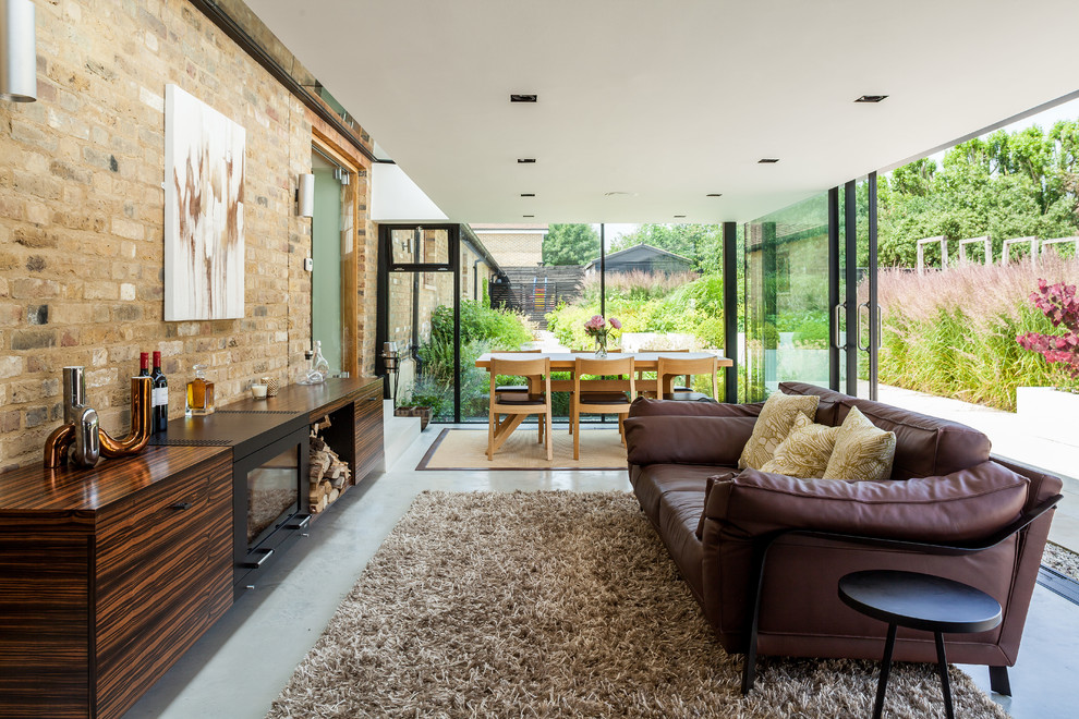 На фото: гостиная комната в современном стиле с коричневым диваном с
