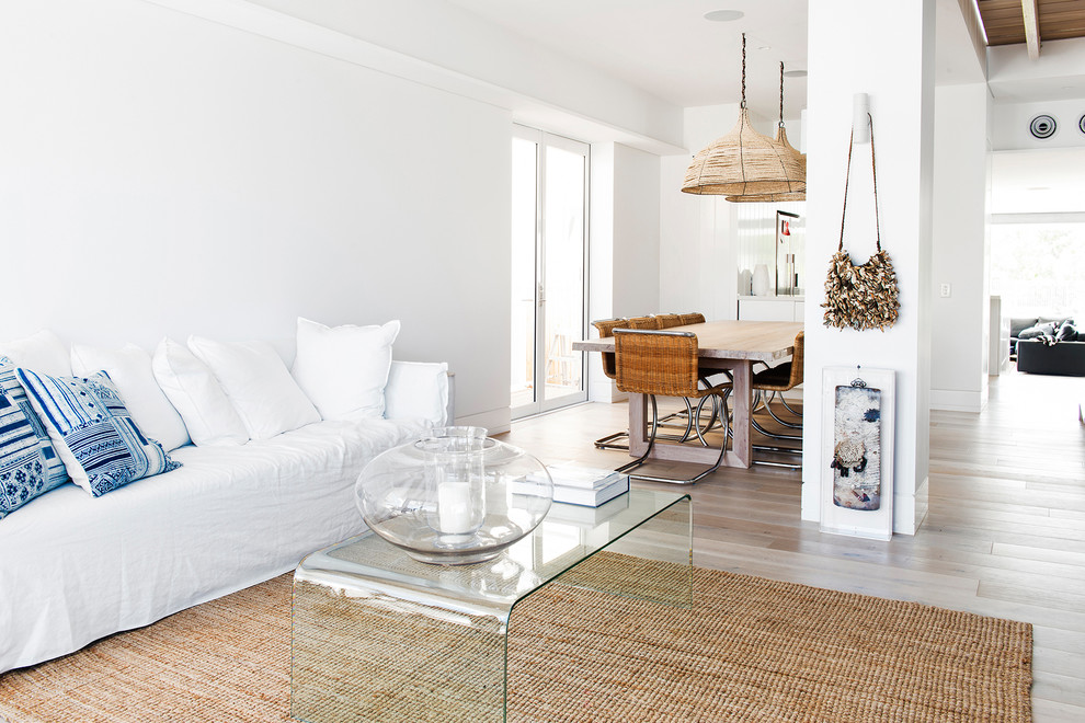 Esempio di un soggiorno stile marino aperto con sala formale, pareti bianche e parquet chiaro