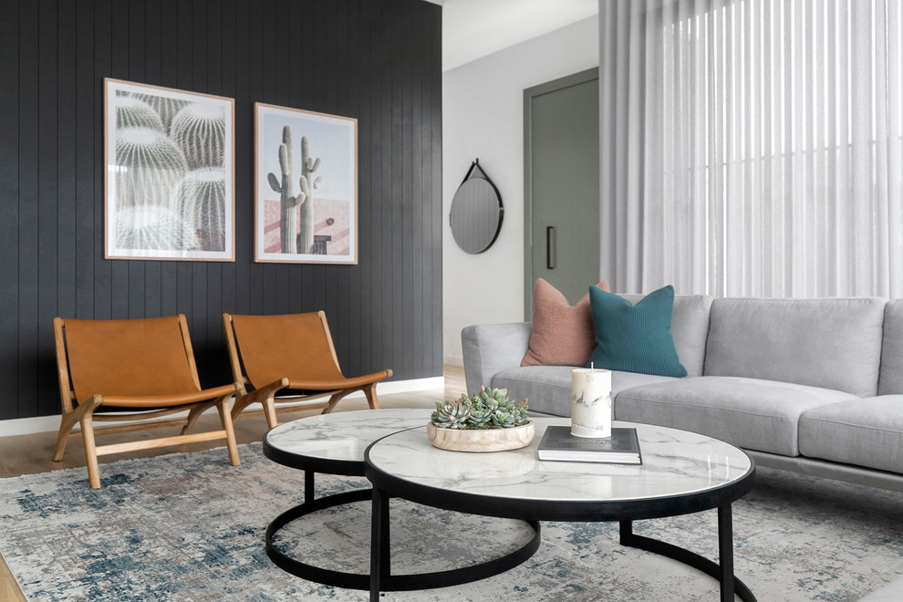 Стильный дизайн: парадная гостиная комната в современном стиле с черными стенами и стенами из вагонки - последний тренд