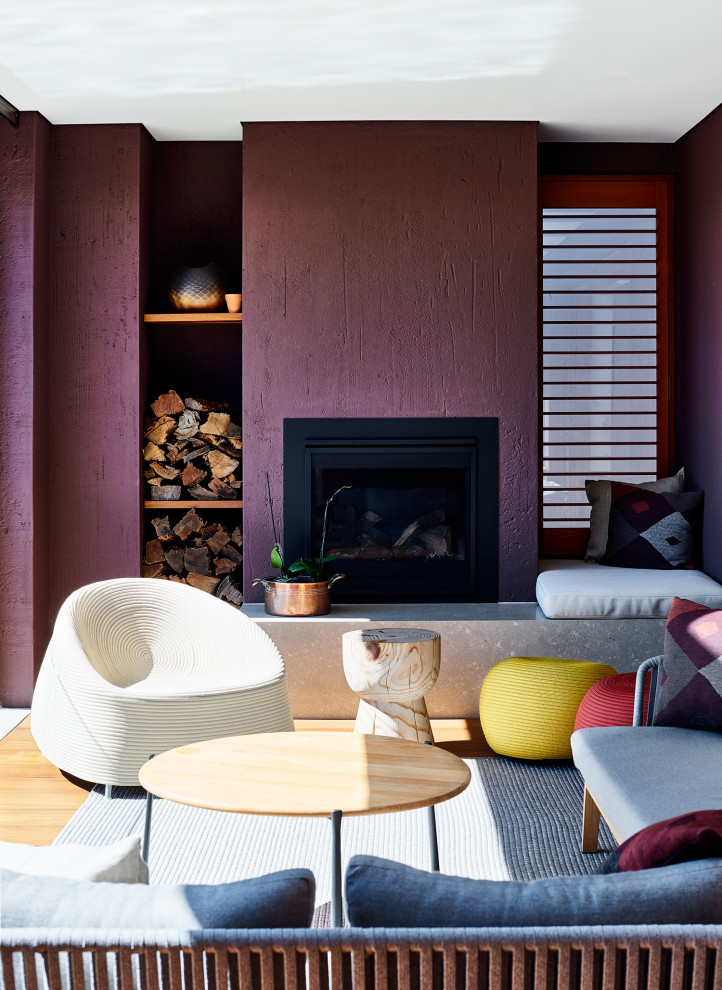Источник вдохновения для домашнего уюта: гостиная комната в современном стиле с фиолетовыми стенами, светлым паркетным полом и стандартным камином