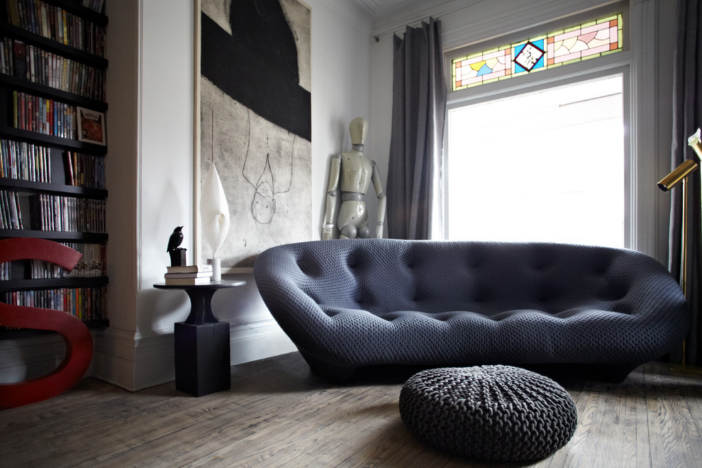 Immagine di un soggiorno minimal con pareti bianche e parquet scuro