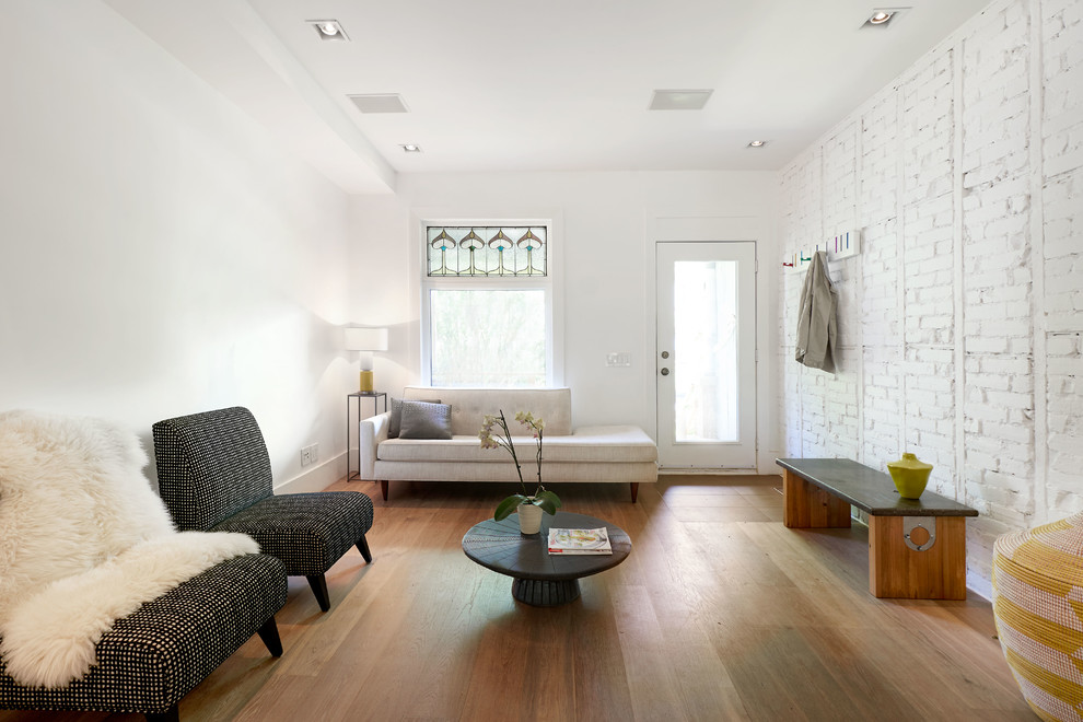 Свежая идея для дизайна: парадная, изолированная гостиная комната среднего размера в современном стиле с белыми стенами и светлым паркетным полом без камина, телевизора - отличное фото интерьера