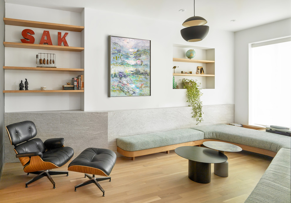 Idée de décoration pour un salon nordique de taille moyenne et fermé avec une salle de réception, un mur blanc, parquet clair, aucune cheminée, aucun téléviseur et un sol beige.