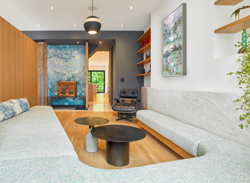 Стильный дизайн: парадная, изолированная гостиная комната среднего размера в скандинавском стиле с белыми стенами, светлым паркетным полом и бежевым полом без камина, телевизора - последний тренд