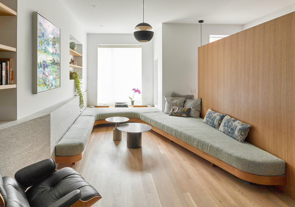 Стильный дизайн: парадная, изолированная гостиная комната среднего размера в скандинавском стиле с белыми стенами, светлым паркетным полом и бежевым полом без камина, телевизора - последний тренд