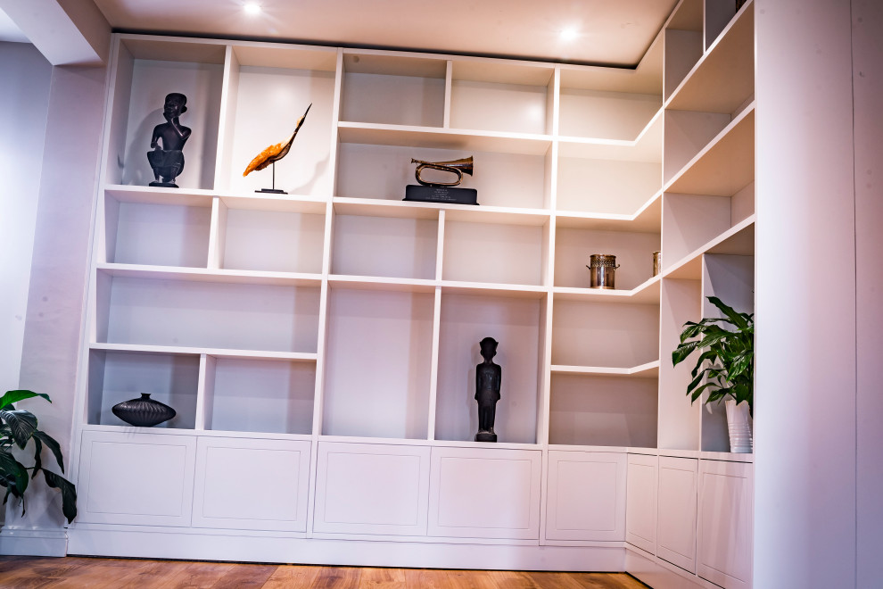 Источник вдохновения для домашнего уюта: открытая гостиная комната среднего размера в современном стиле с белыми стенами