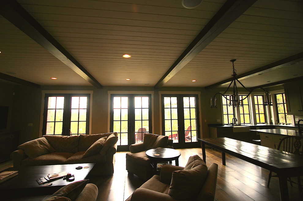 Großes, Offenes Rustikales Wohnzimmer mit dunklem Holzboden in Boise