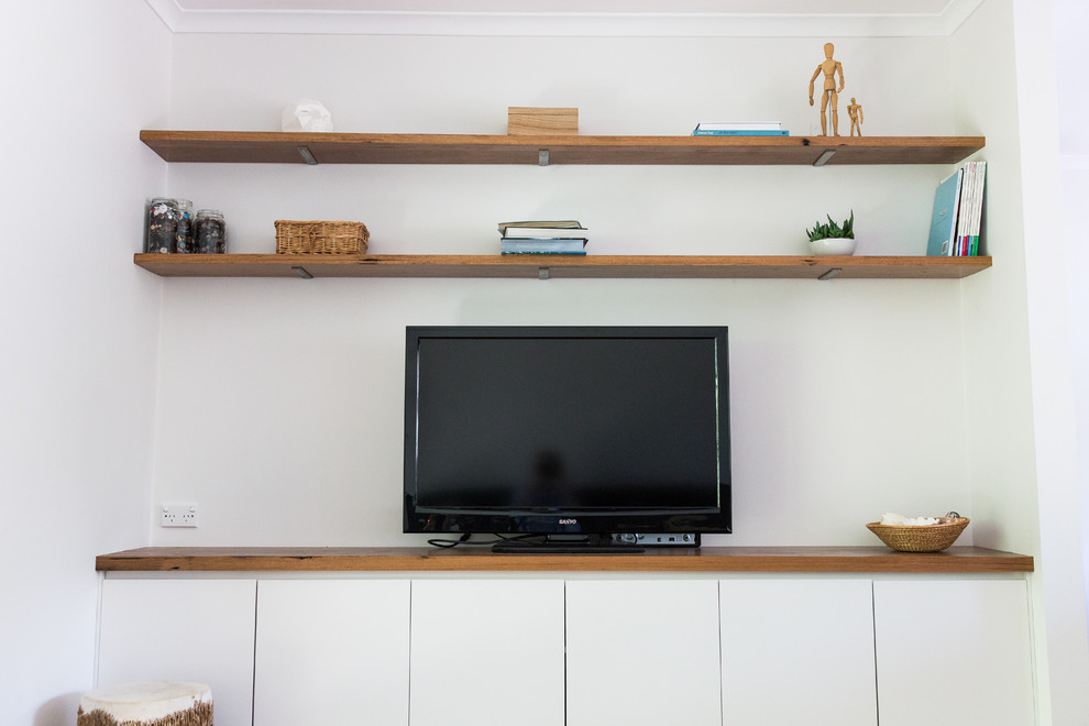 Foto på ett mellanstort funkis allrum med öppen planlösning, med bambugolv, en fristående TV och brunt golv