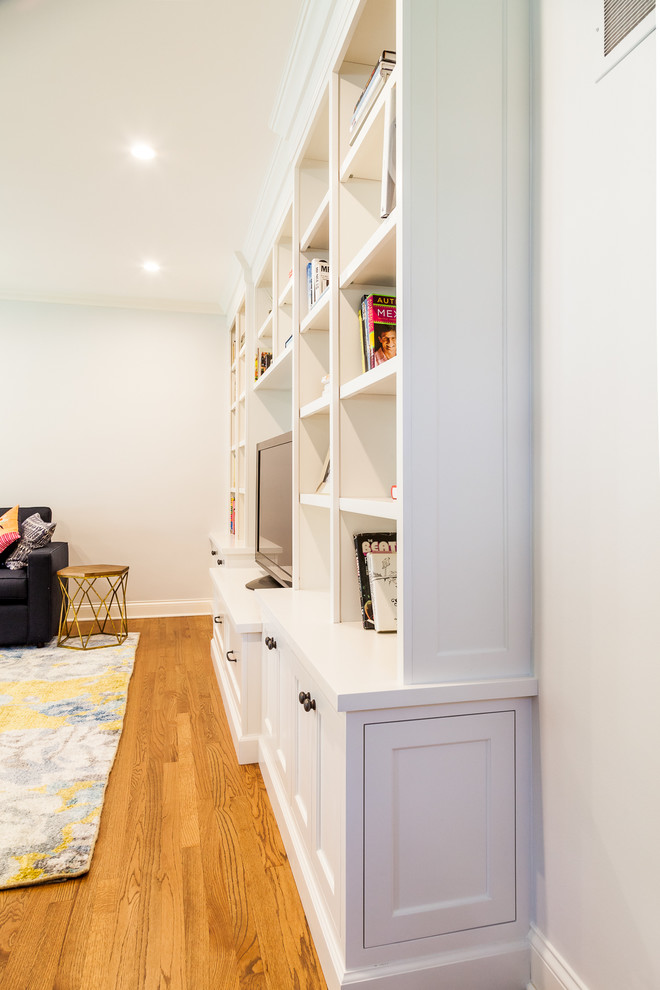 Großes, Offenes Klassisches Wohnzimmer ohne Kamin mit weißer Wandfarbe, braunem Holzboden und freistehendem TV in Chicago