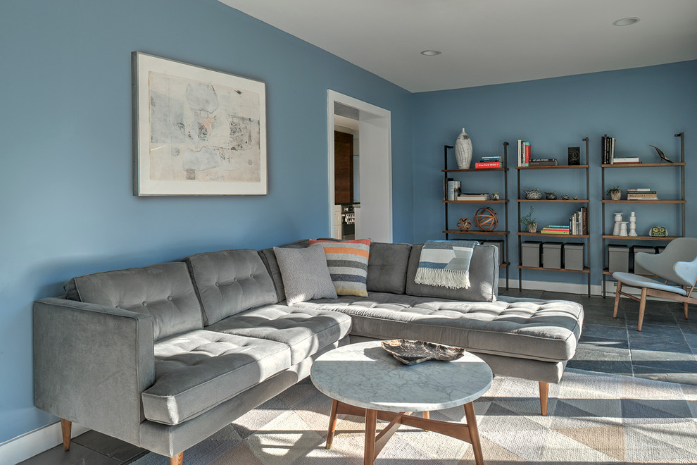 Пример оригинального дизайна: гостиная комната среднего размера в стиле ретро с полом из сланца и синими стенами без камина