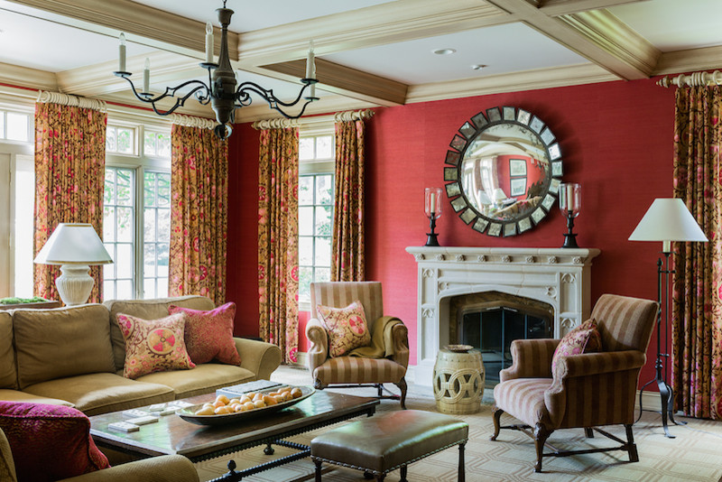 Идея дизайна: большая парадная, изолированная гостиная комната в викторианском стиле с красными стенами, ковровым покрытием, стандартным камином и фасадом камина из камня
