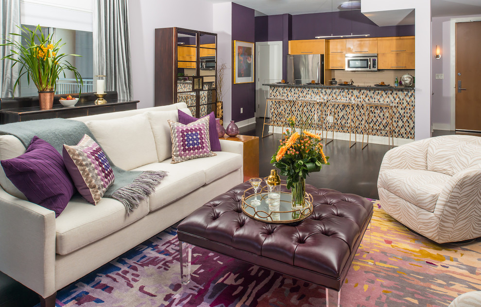 Свежая идея для дизайна: открытая гостиная комната в современном стиле с фиолетовыми стенами, полом из бамбука и телевизором на стене - отличное фото интерьера