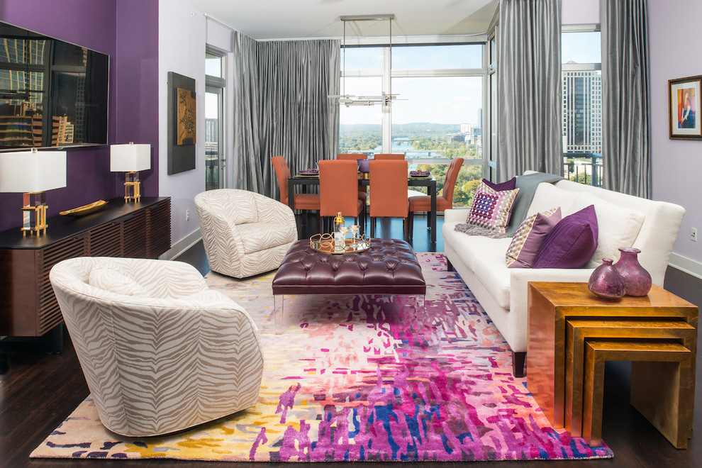 Offenes Modernes Wohnzimmer mit lila Wandfarbe, Bambusparkett und TV-Wand in Austin