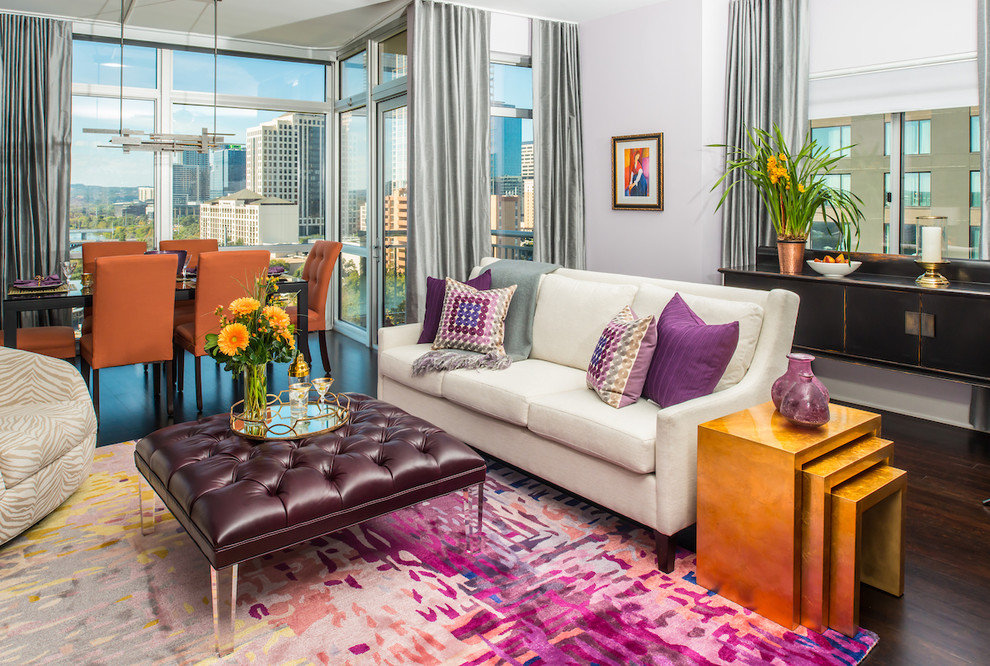 Immagine di un soggiorno contemporaneo aperto con pareti viola, pavimento in bambù e TV a parete