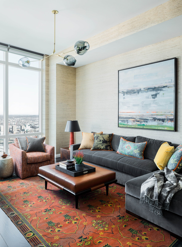 Modernes Wohnzimmer mit beiger Wandfarbe und Tapetenwänden in Boston