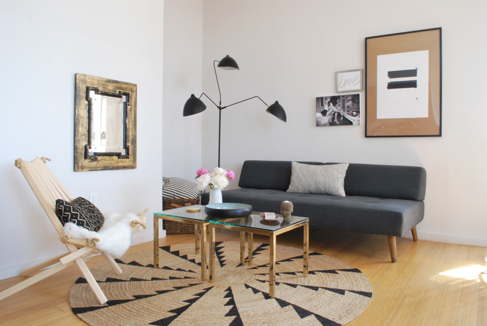 Foto di un piccolo soggiorno scandinavo con sala formale, pareti bianche, parquet chiaro, nessun camino e nessuna TV