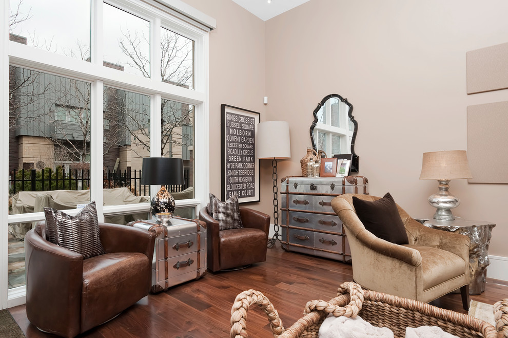 Esempio di un grande soggiorno classico stile loft con pareti beige, parquet scuro e TV a parete