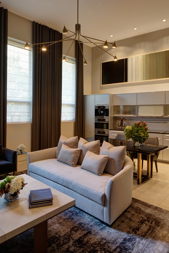 Kleines, Abgetrenntes Modernes Wohnzimmer mit grauer Wandfarbe, Kalkstein, TV-Wand und beigem Boden in Chicago