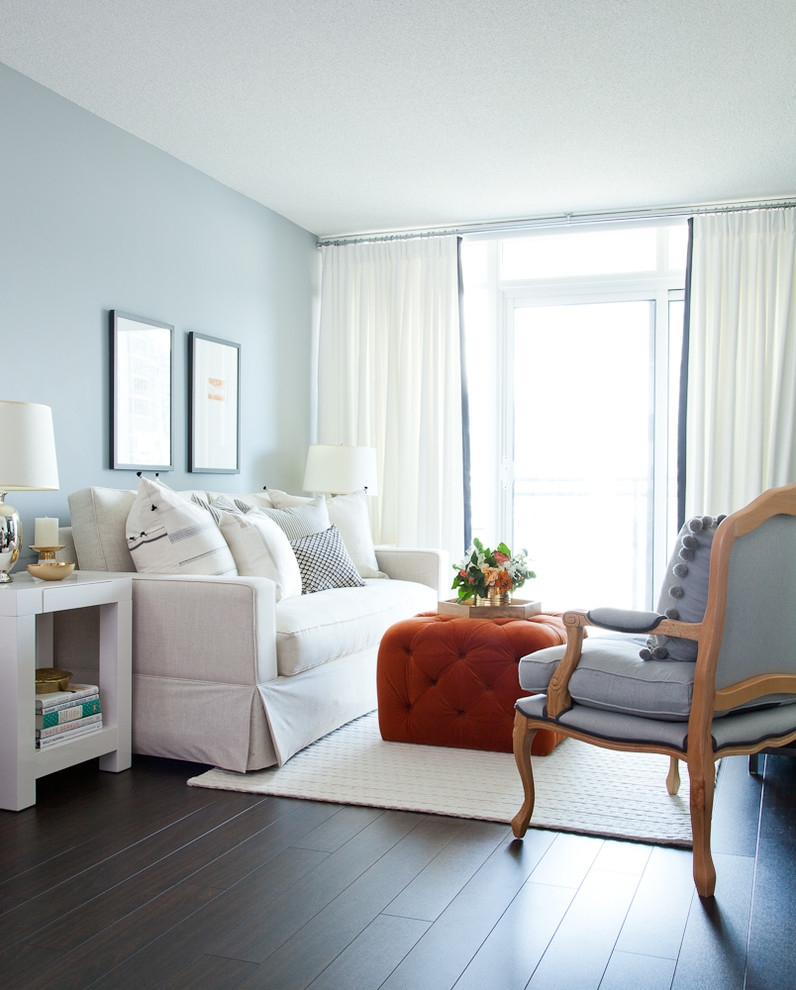 Свежая идея для дизайна: маленькая открытая гостиная комната в стиле фьюжн с серыми стенами, полом из винила и отдельно стоящим телевизором для на участке и в саду - отличное фото интерьера