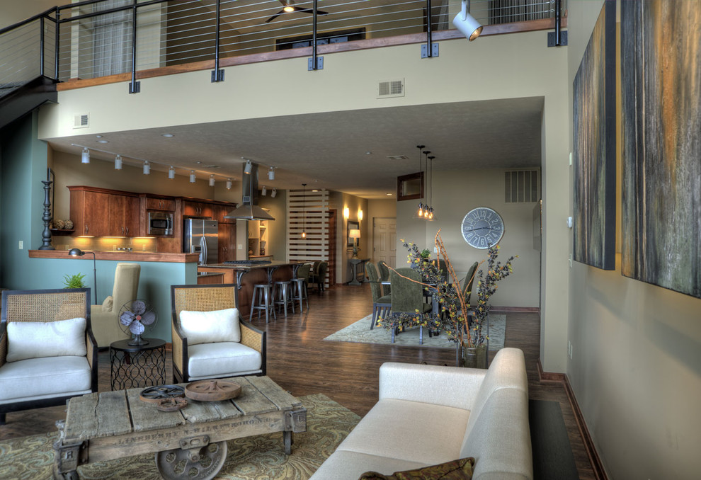 Repräsentatives, Fernseherloses Modernes Wohnzimmer im Loft-Stil mit beiger Wandfarbe, dunklem Holzboden und braunem Boden in Wichita