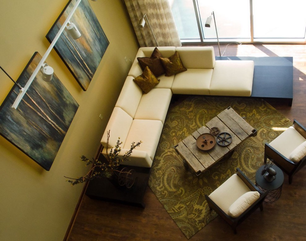 Foto de salón para visitas tipo loft actual sin televisor con paredes beige, suelo de madera oscura y suelo marrón