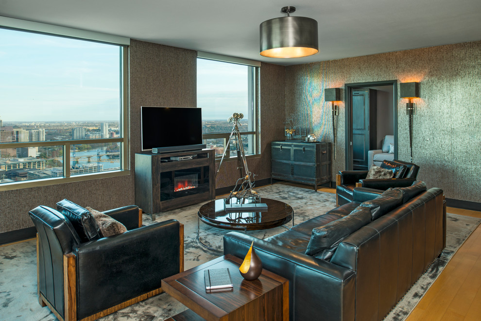 Свежая идея для дизайна: большая открытая гостиная комната в стиле неоклассика (современная классика) с серыми стенами, стандартным камином, отдельно стоящим телевизором и светлым паркетным полом - отличное фото интерьера