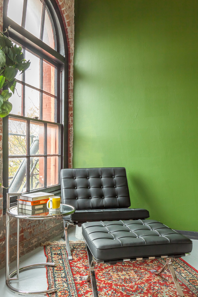 Exempel på ett industriellt vardagsrum, med ett finrum och gröna väggar