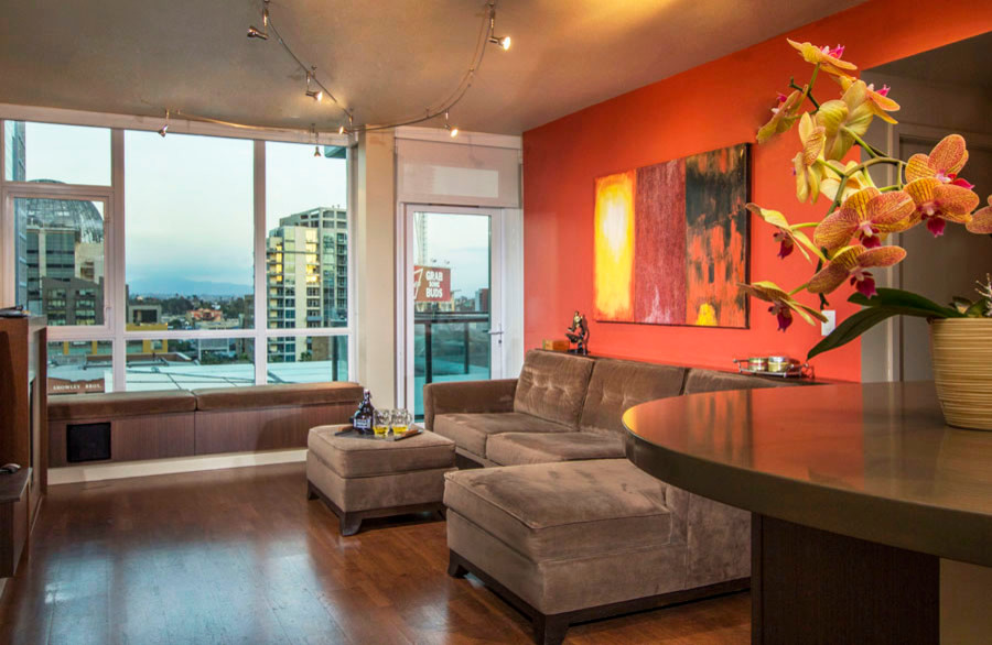 Свежая идея для дизайна: двухуровневая гостиная комната среднего размера в современном стиле с оранжевыми стенами и темным паркетным полом - отличное фото интерьера